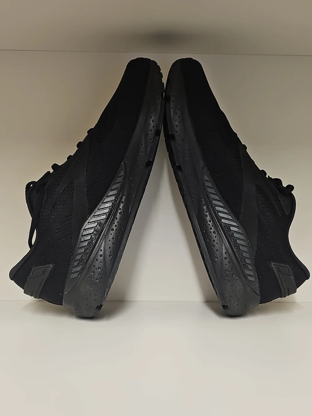 Brooks Men's Beast GTS 24 All-Black Performance Sneaker Running Shoe Sz 11